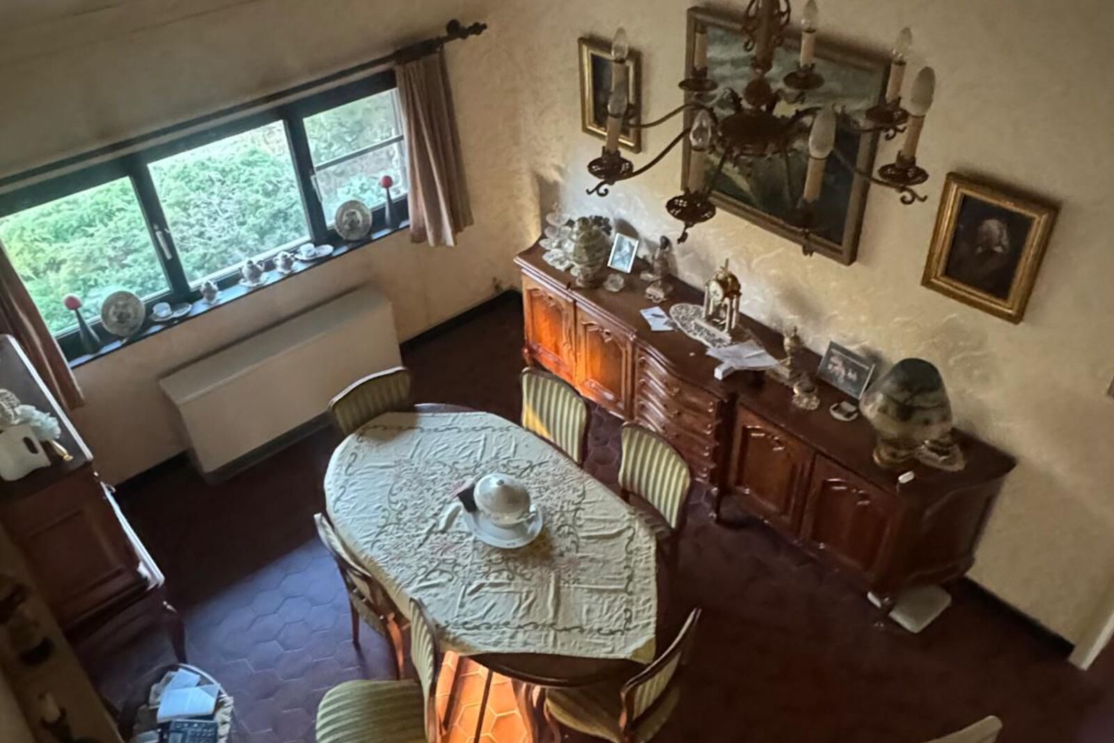 Eetkamer met kast, tafel en spullen voor de ontruiming