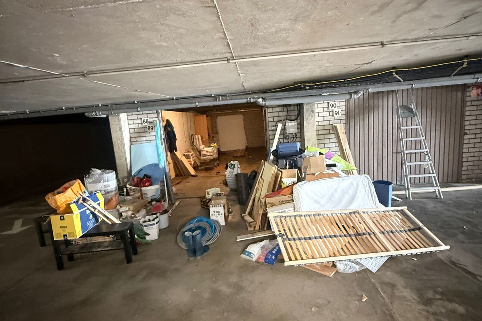 Garage vol materiaal voor het leeghalen